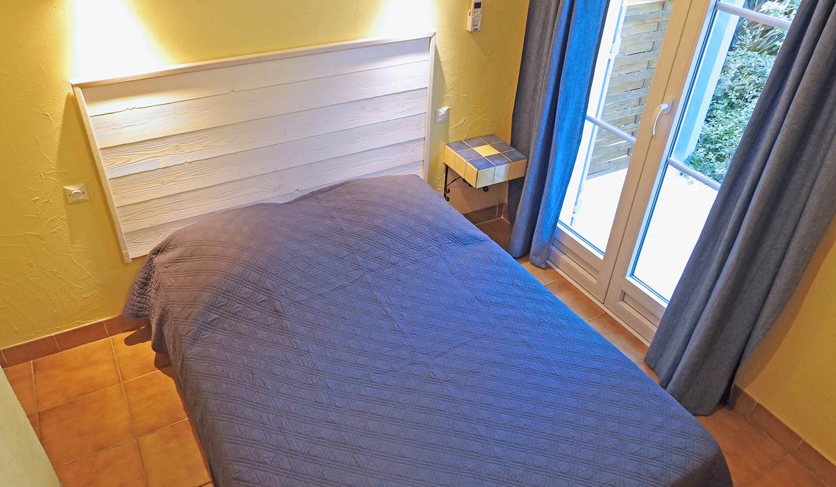 chambre climatisée, lit 140x190, matelas et oreillers à mémoire de forme