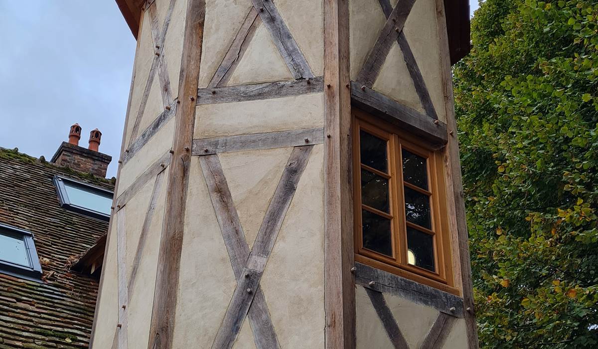 La tourelle à pans de bois du gîte