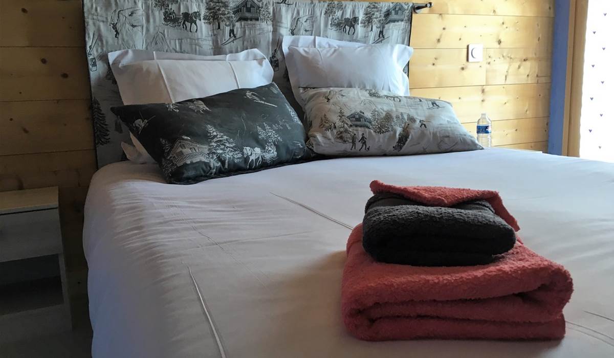 Lit double de la chambre préparée pour 2 personnes