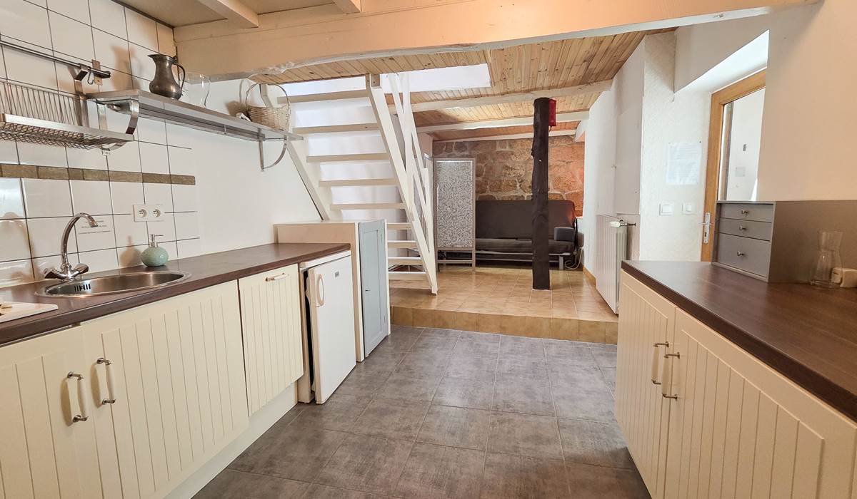 Cuisine avec escalier menant aux chambres