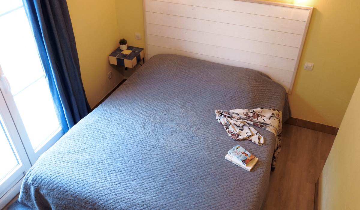 chambre climatisée, lit 160x200, matelas et oreillers à mémoire de forme
