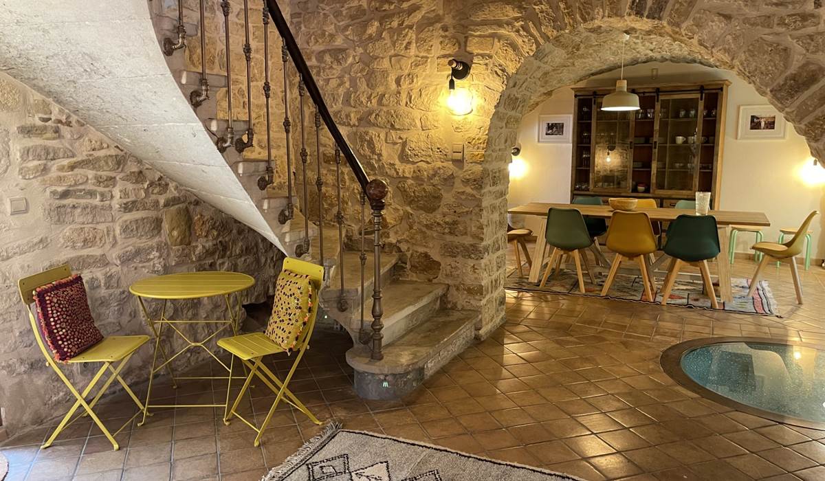 ENTRE´E ET VUE SUR SALLE A` MANGER MF