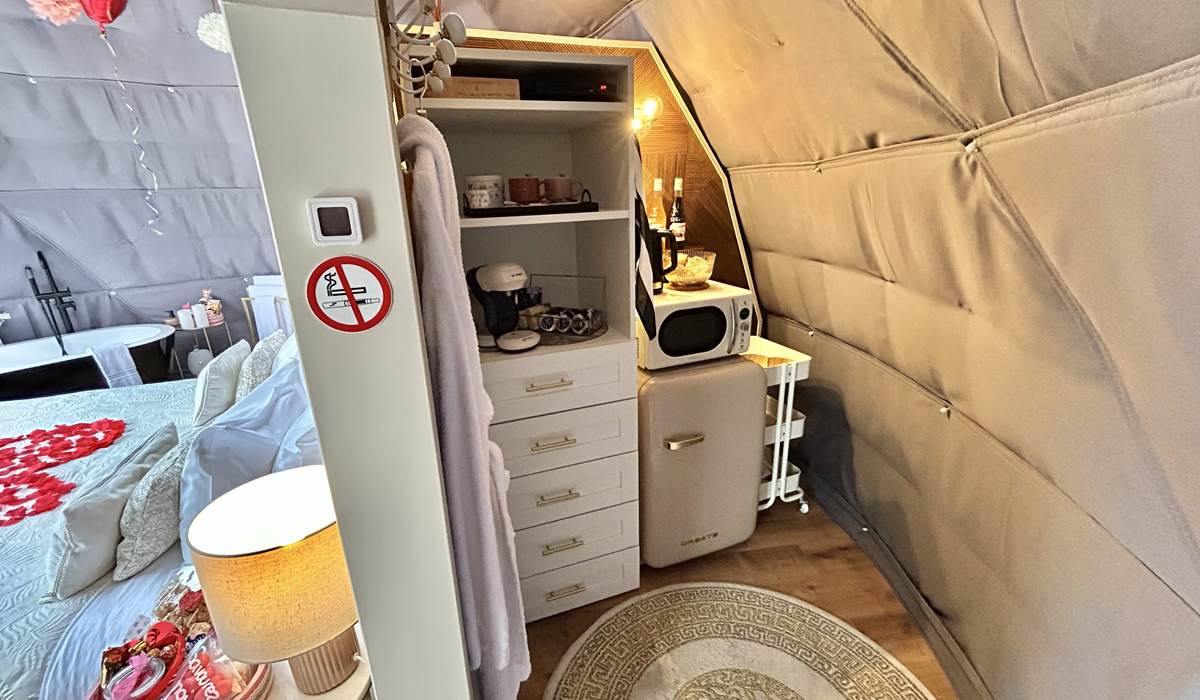 Coin cuisine avec frigidaire et micro ondes