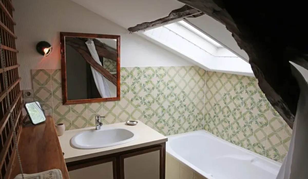 Le gîte Saint-Cirq-LaPopi, doté d'une salle de bain attenante, marie à la perfection vieilles pierres, bois et authenticité.