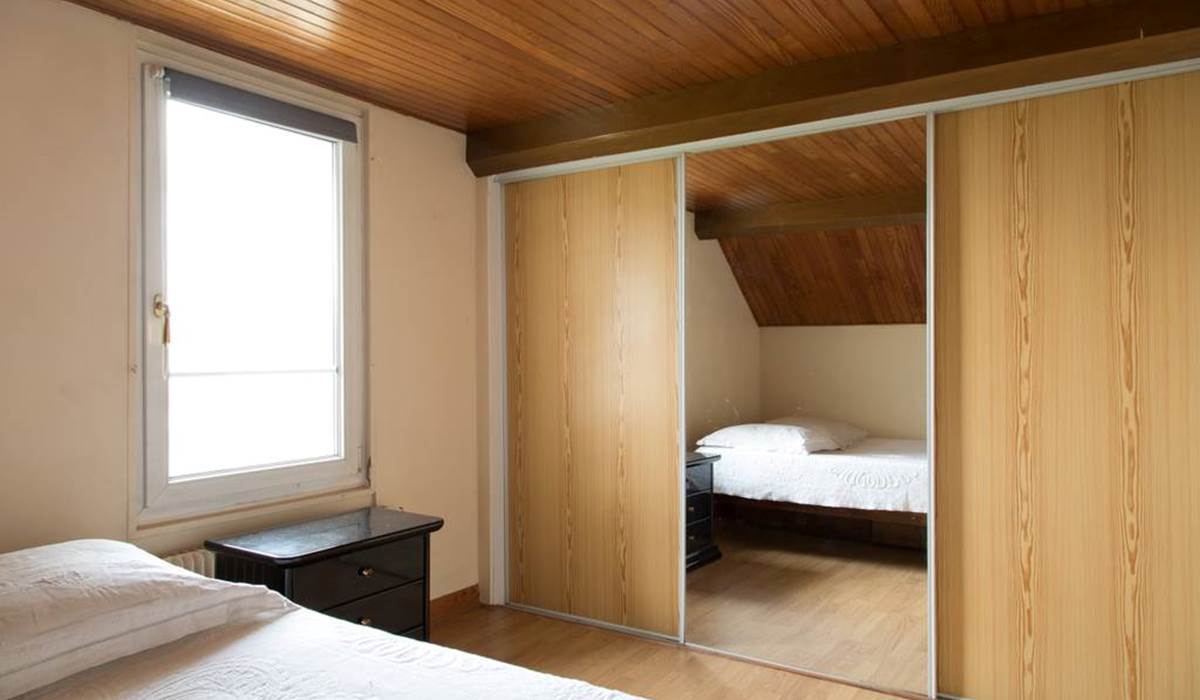 chambre combles lit double et placard