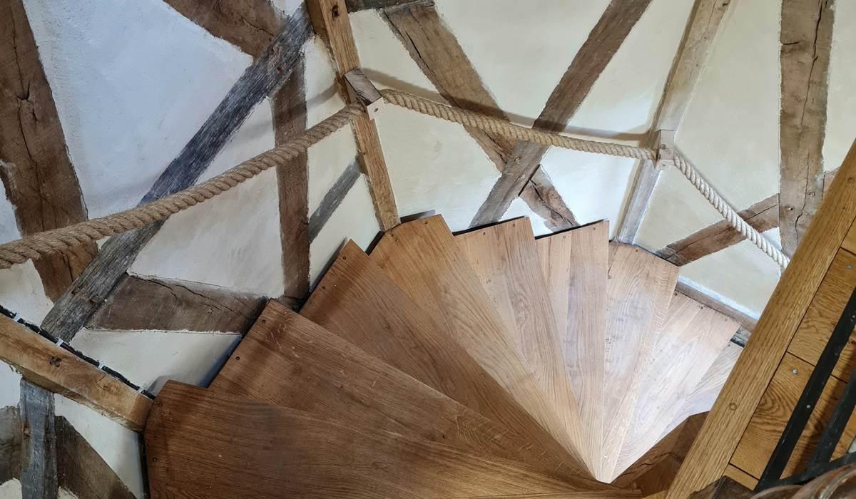 Escalier de la tourelle montant au premier étage du gîte
