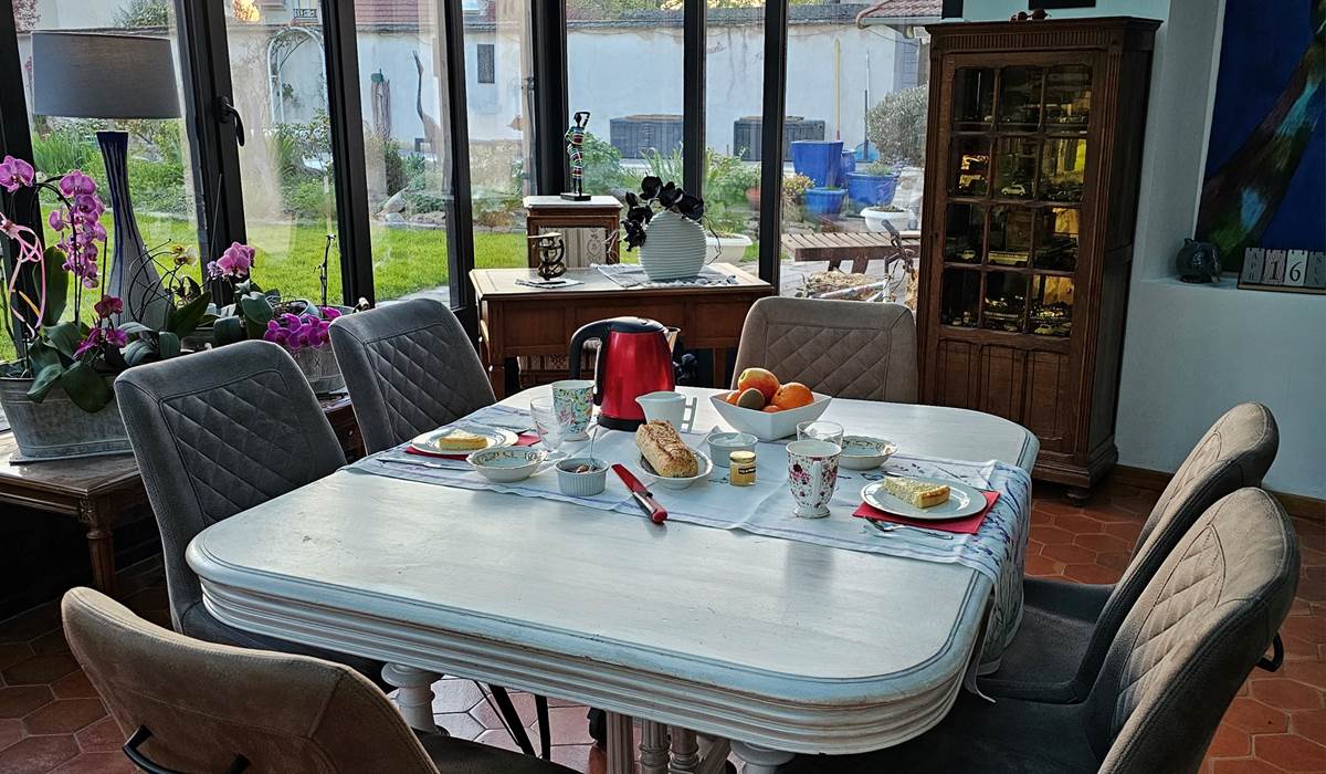 PETIT DEJEUNER DANS LA VERANDA