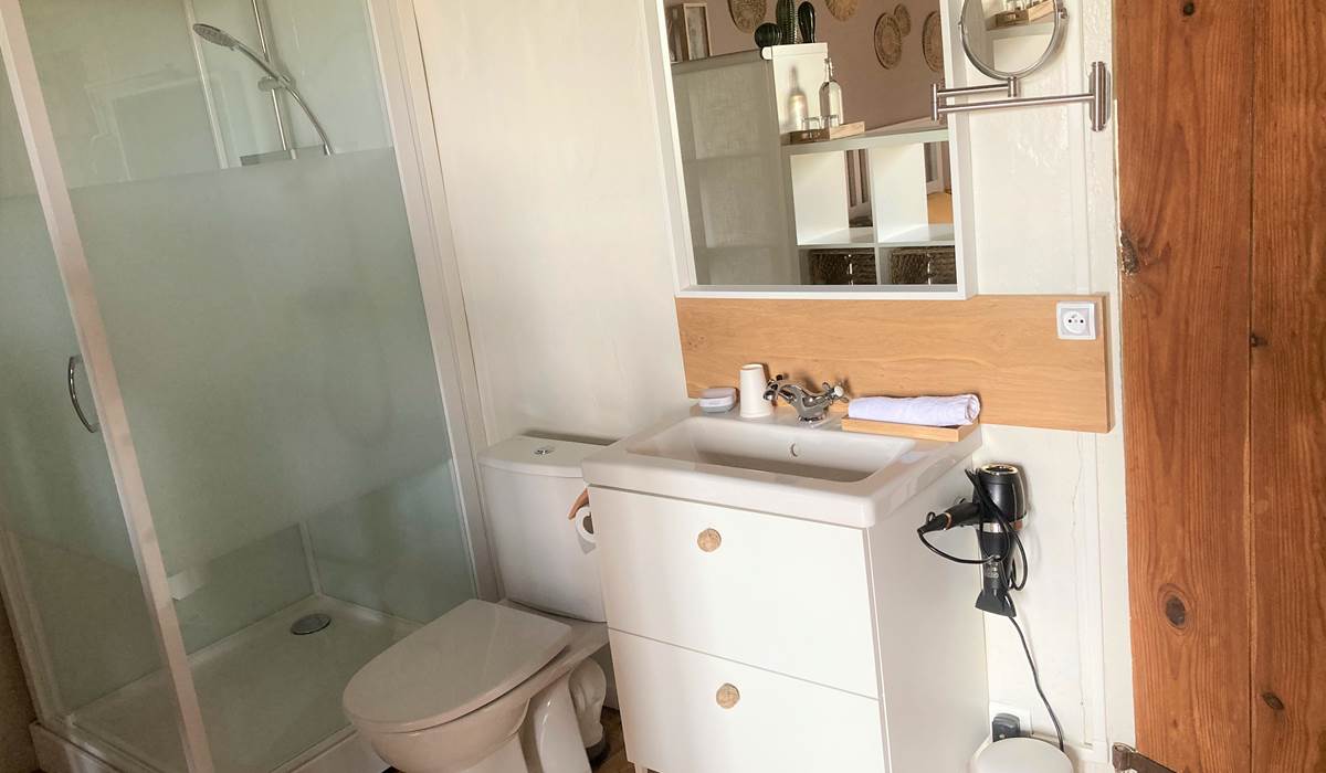 Chambre Maria côté salle de douche wc