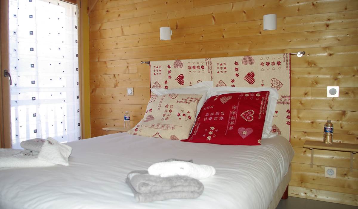 Chambre préparée pour recevoir 2 adultes