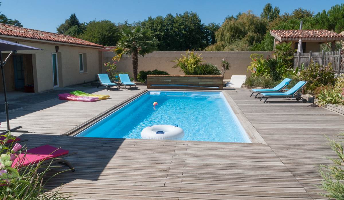 Piscine chauffée avec jacuzzi intérieur