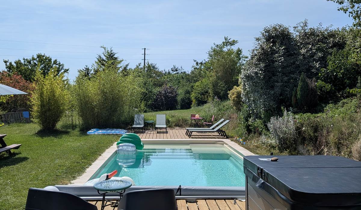 Espace piscine et jacuzzi partagé accessible aux hôtes en journée