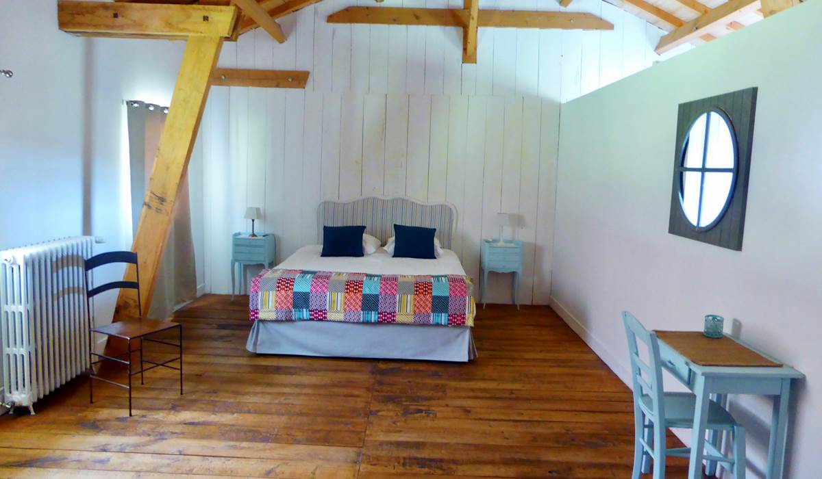 Chambre spacieuse, ancien séchoir à tabac