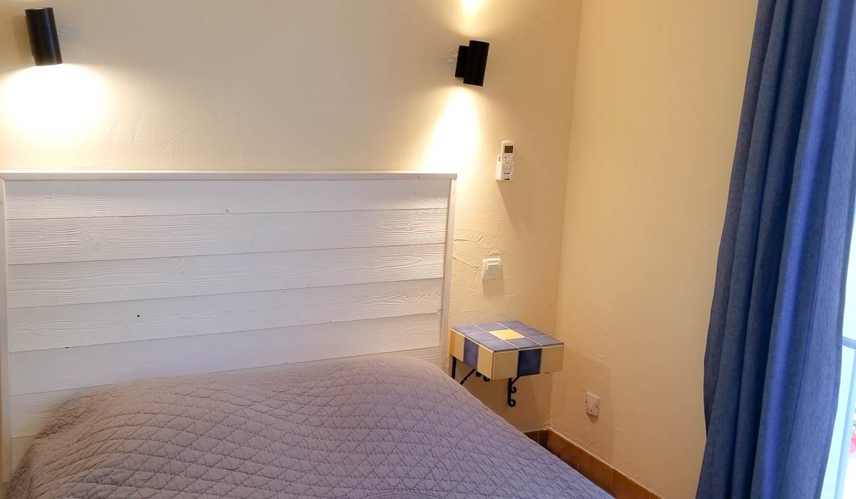 chambre climatisée, lit 140x190, matelas et oreillers à mémoire de forme