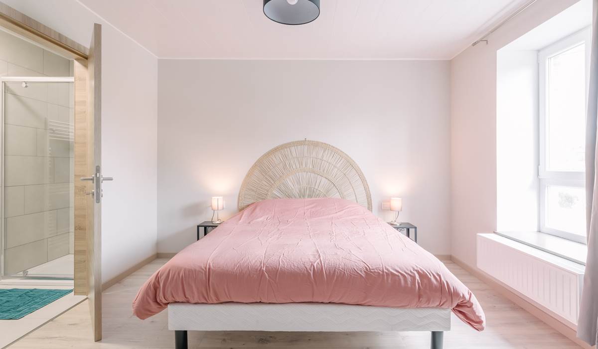 Chambre 2 à l'étage, façade, lit 2 personnes avec salle de douche privative.