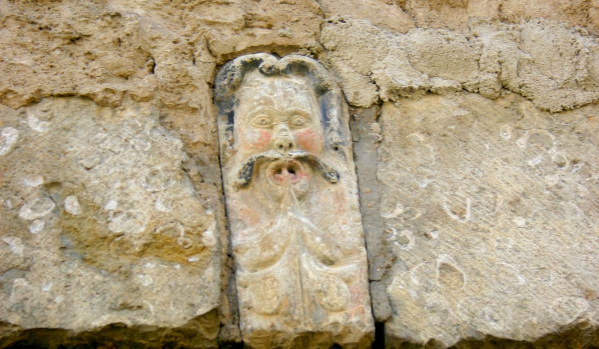 les rues médiévales surveillées de Nolay, près de Beaune