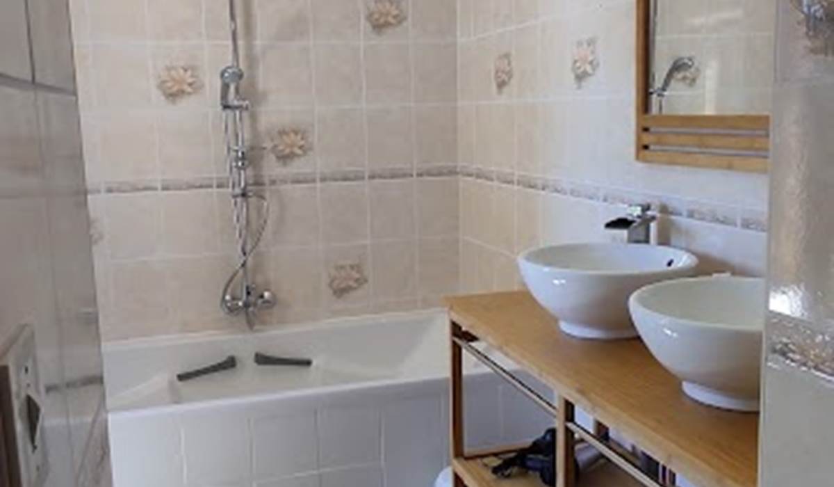 Domaine les Garrigues Salle de bain dans le Pigeonnier