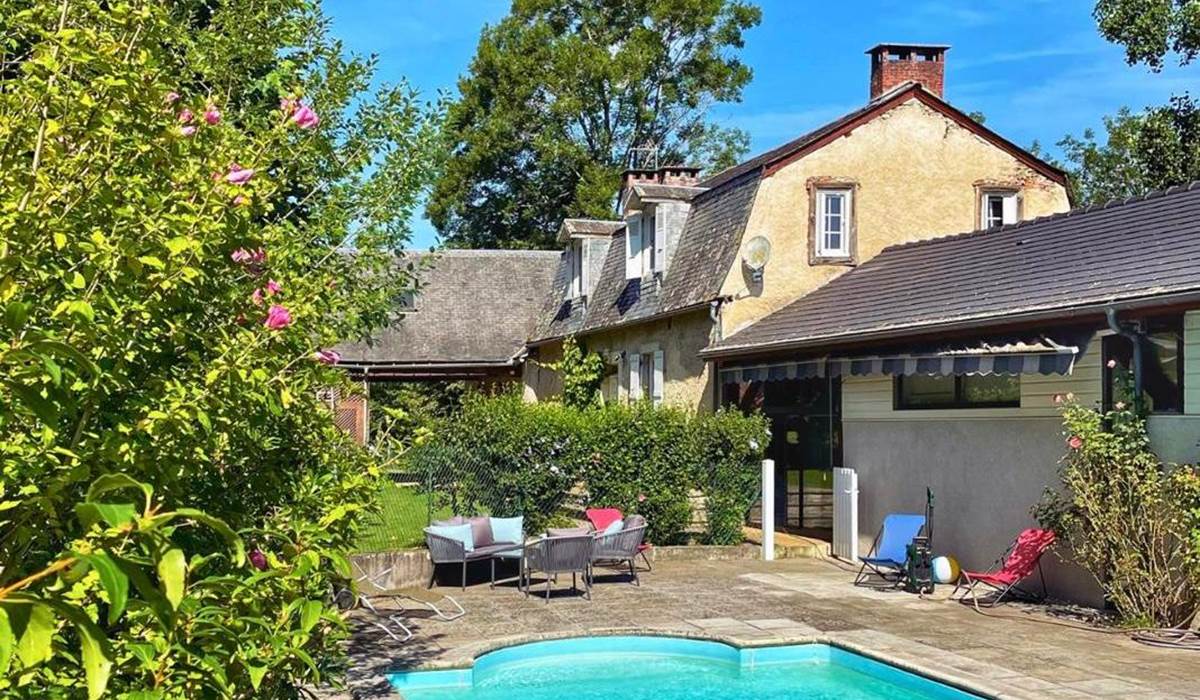 Le coin salon de la piscine