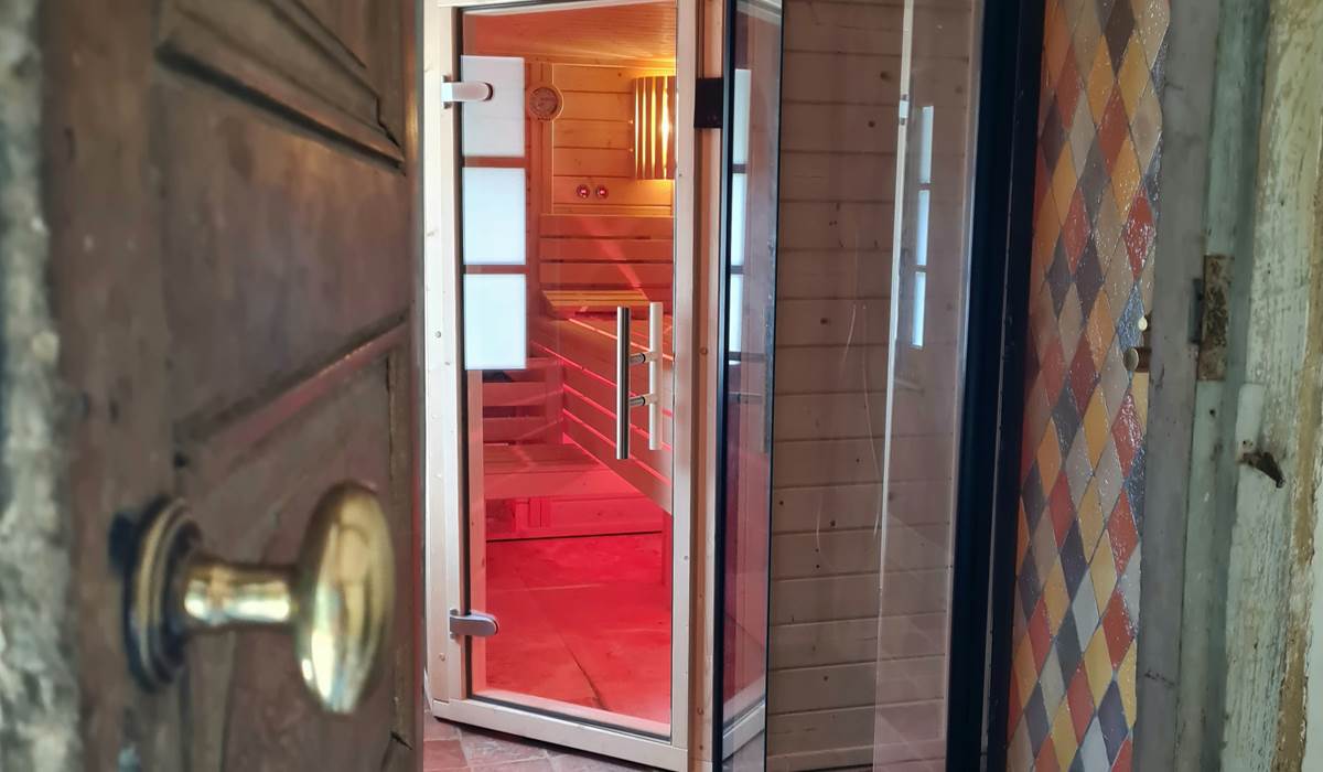 Vue sur l'espace sauna privatif du gîte