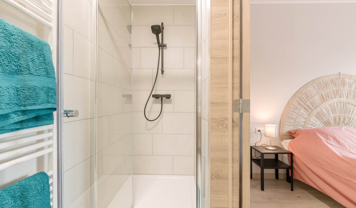 Salle de bain dans la chambre