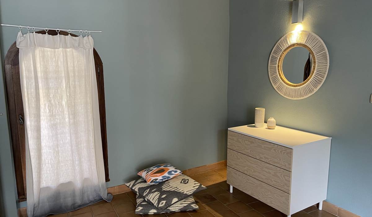 CHAMBRE AQUA-GRIS 1ER E´TAGE vue commode MF
