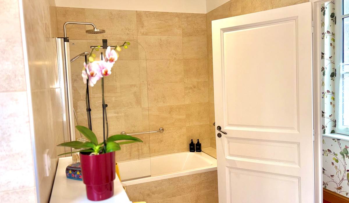 gite-deux-couronnes-chinon-salle de bain 2