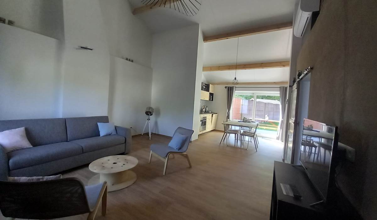 Pourquoi pas, gîte 1 : Pièce centrale , canapé lit , cuisine équipée.