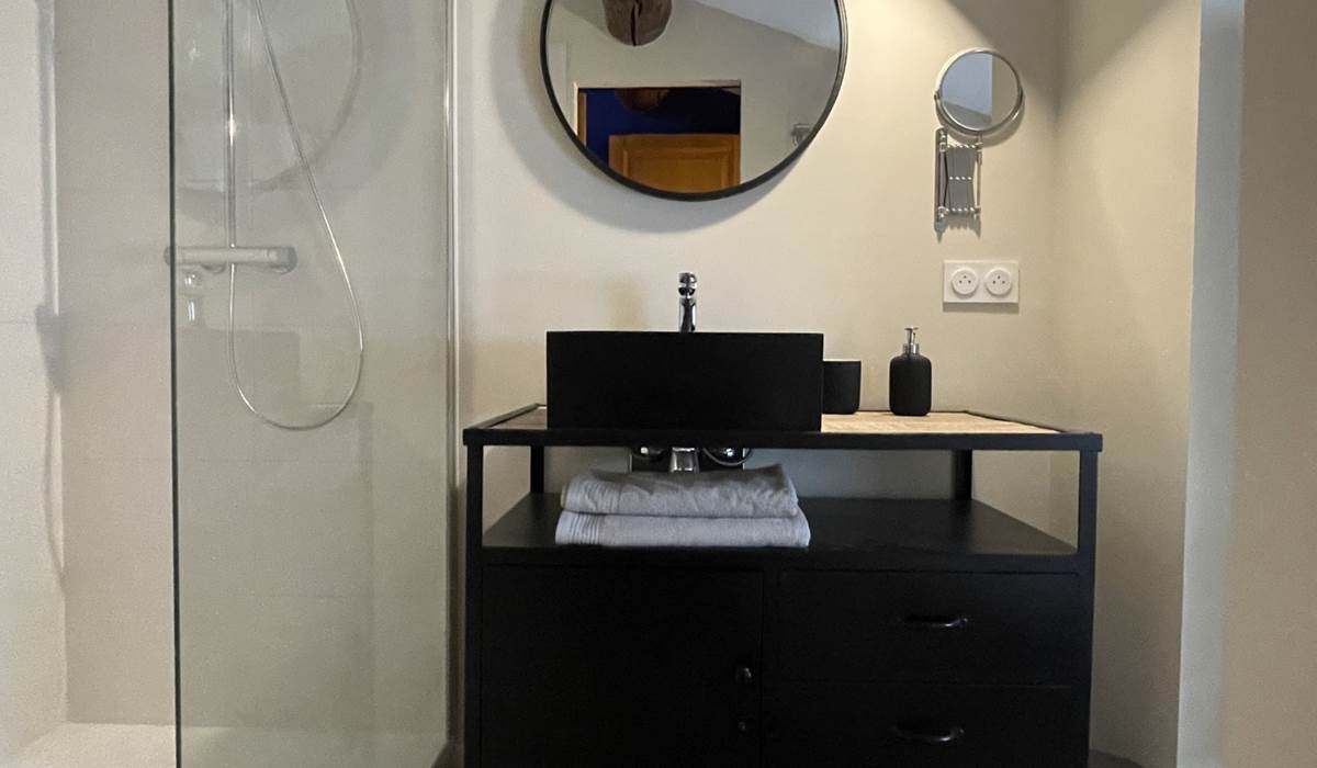 SALLE DE BAIN CHAMBRE BLEUE 2E`ME E´TAGE MI