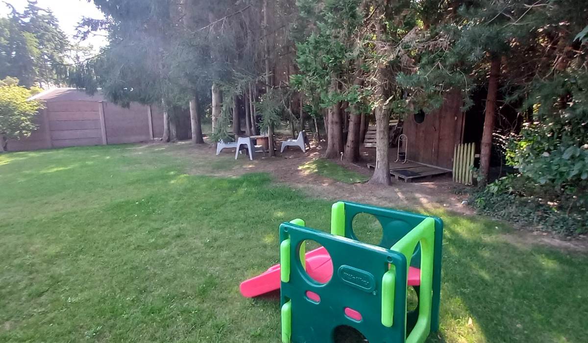 Jardin arrière, jeux enfants , cabanes enfants et mobilier de jardin
