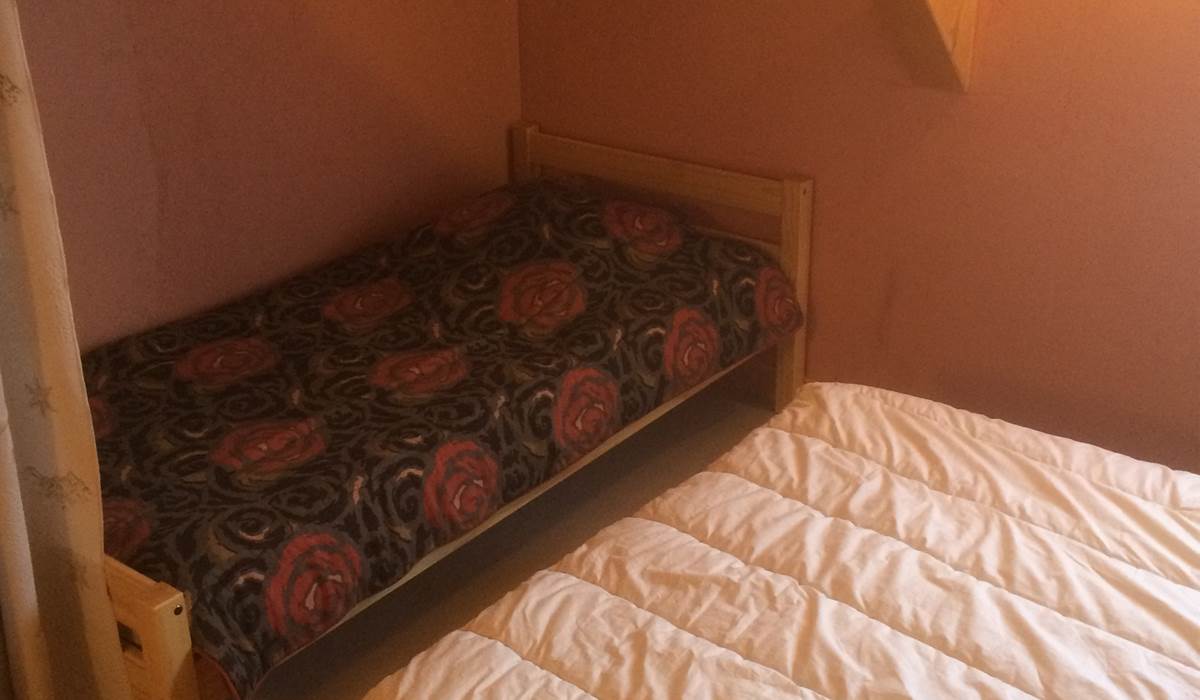 Vue sur le lit simple