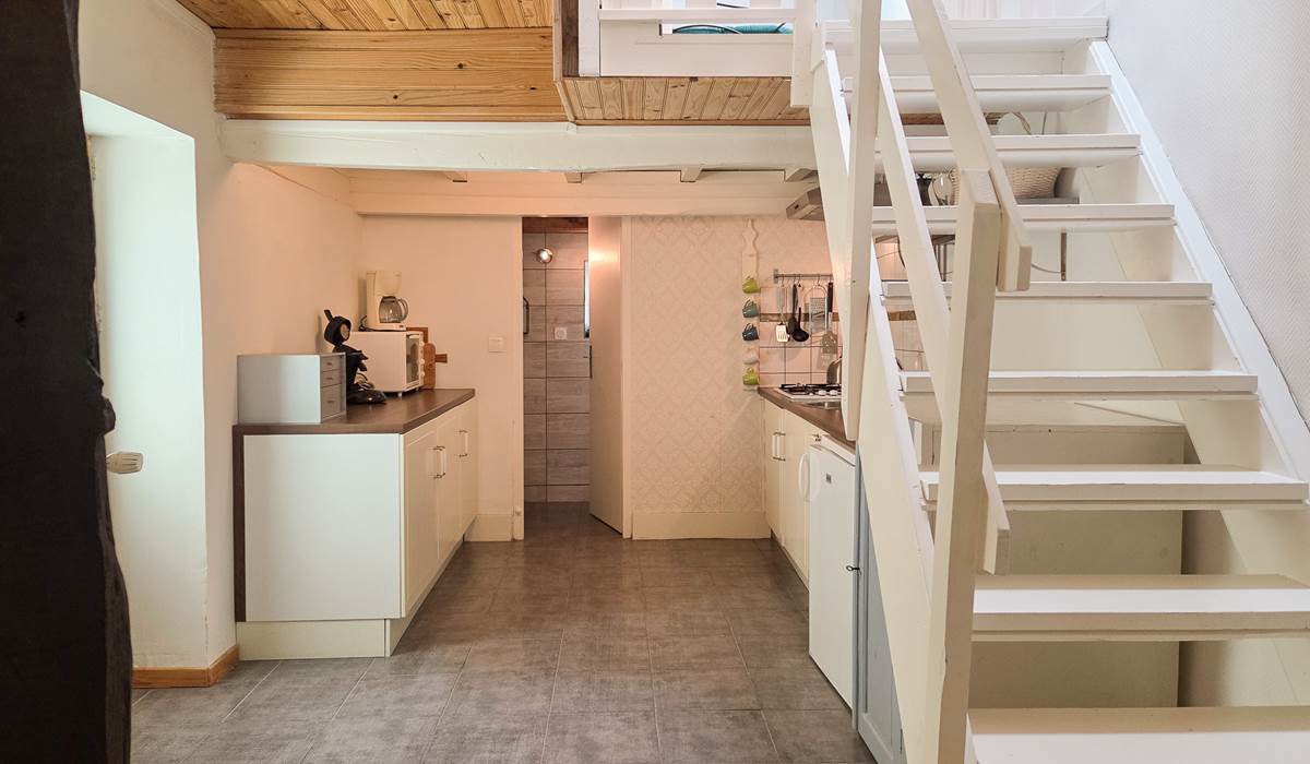 Cuisine avec salle de bain au fond