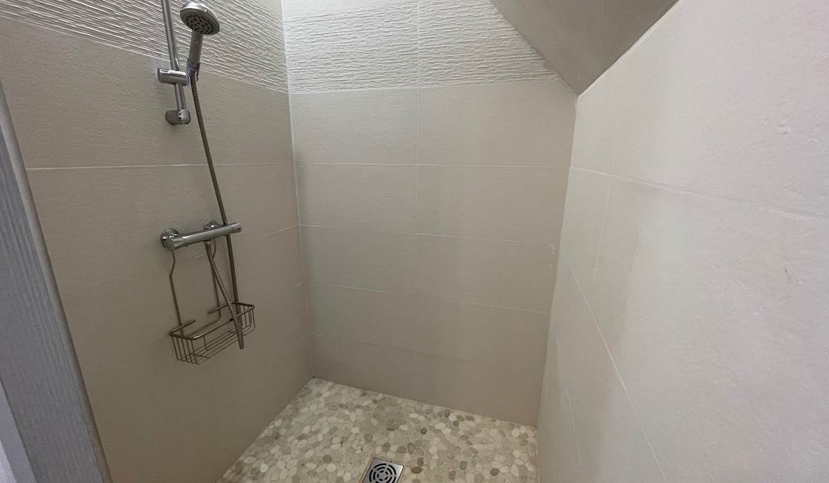 douche-maison anemone-location-sarlat-dordogne