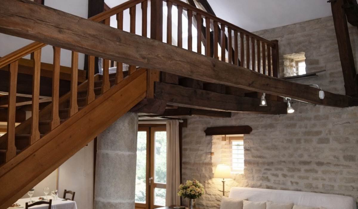 Le gîte Saint-Cirq-LaPopie, salon marie à la perfection vieilles pierres, bois et authenticité.