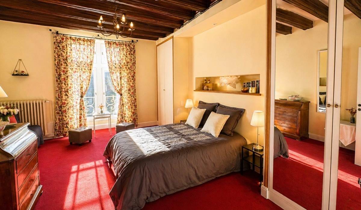 gite-deux-couronnes-chinon-chambre lit double