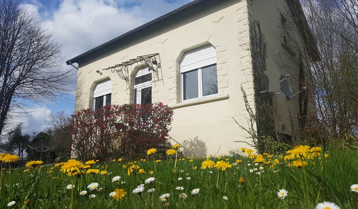 facade au printemps La Maison du Masjoubert chambre d'hote référence