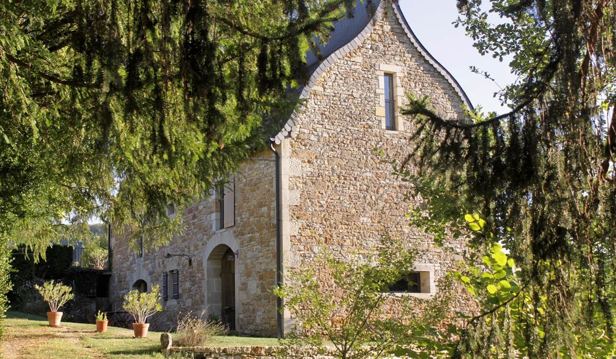 Le gîte côté donjon, arrivée par votre entrée privative.