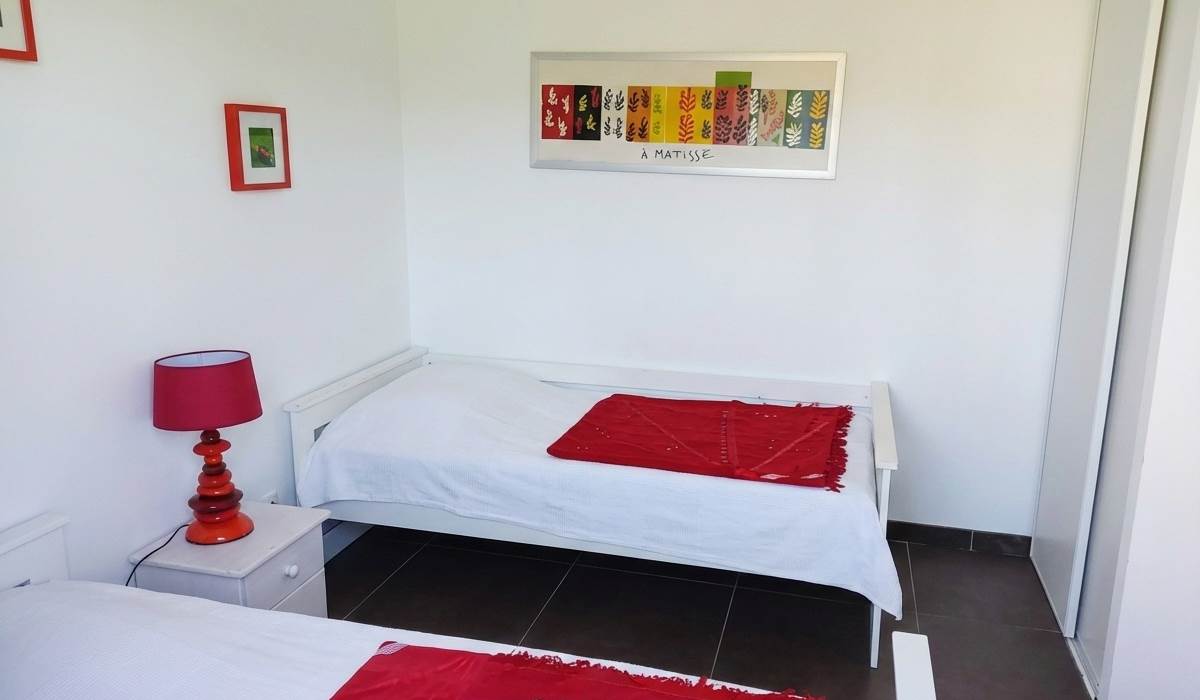 ombrebleuedufiguier-gîte-cerisiers-chambre enfants
