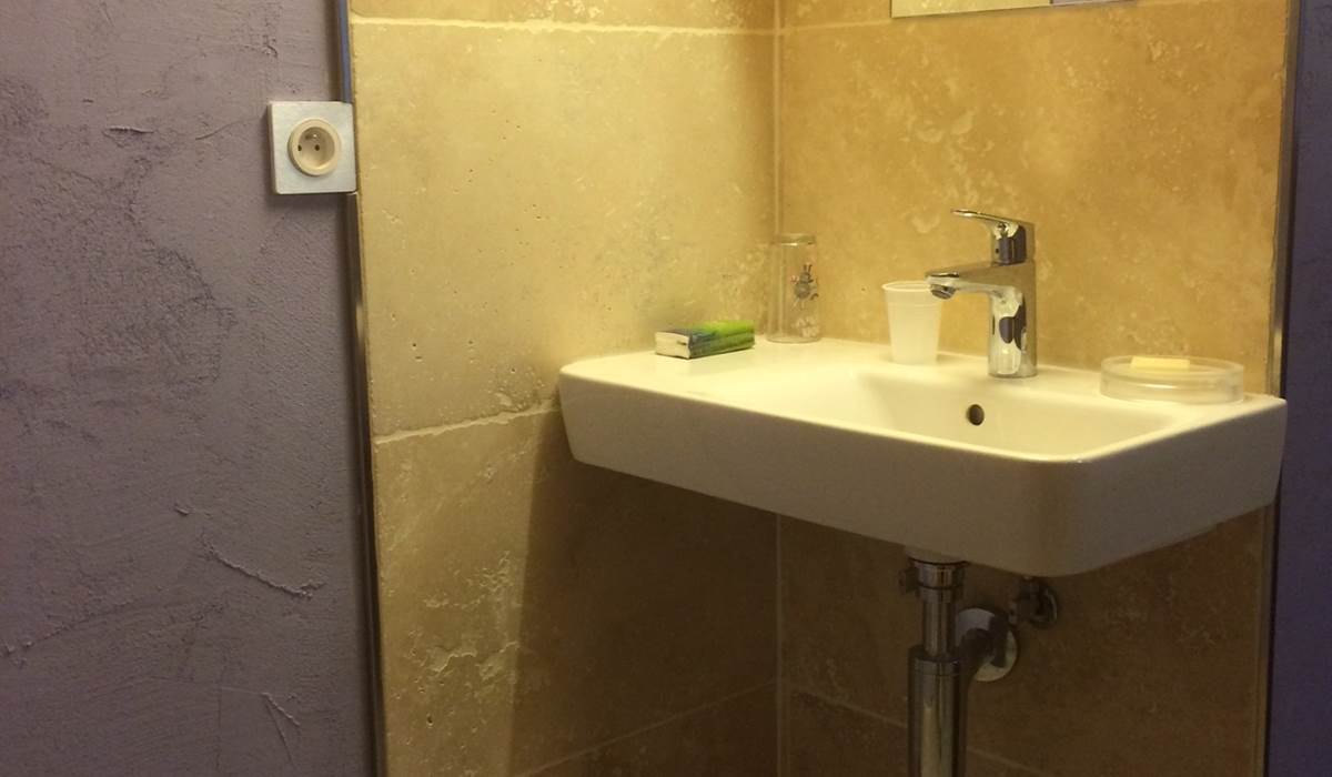 Coin toilette avec seulement un lavabo.