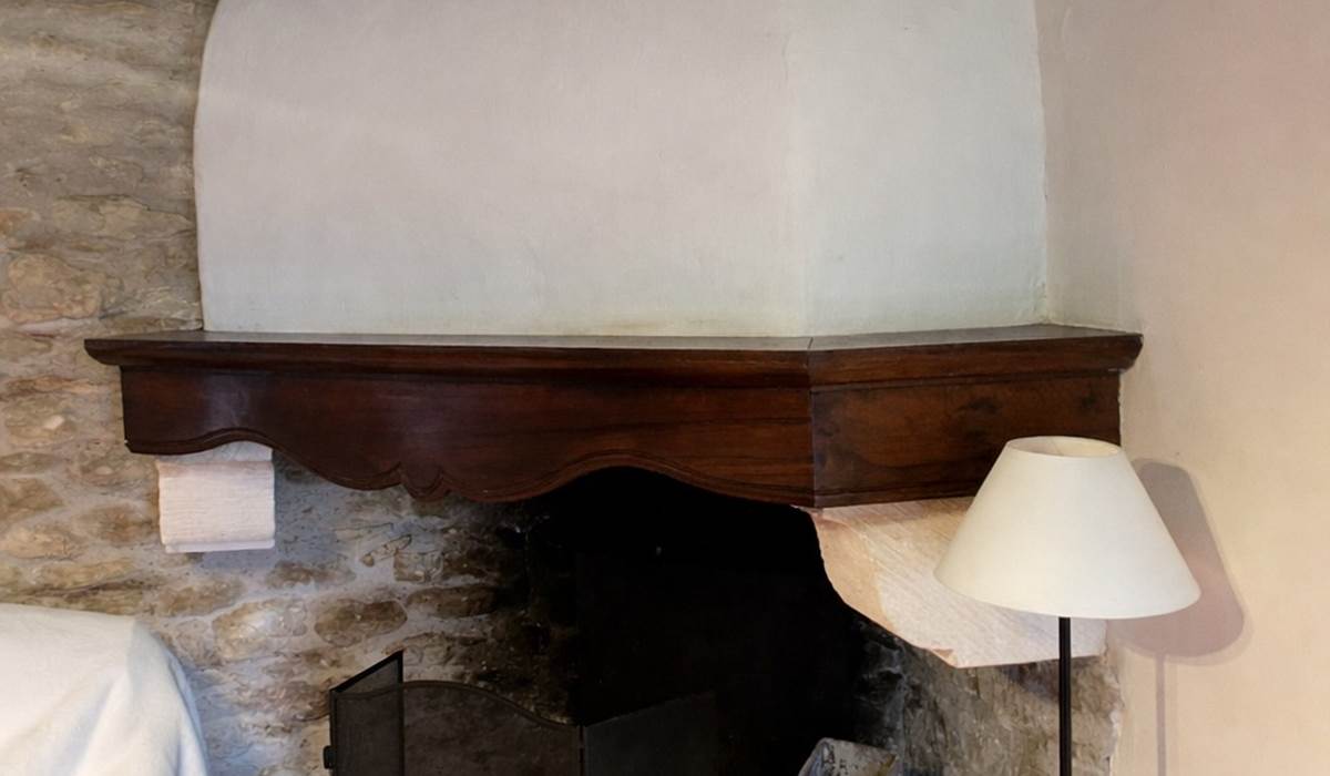 Le gîte Saint-Cirq-LaPopie cheminée, marie à la perfection vieilles pierres, bois et authenticité.