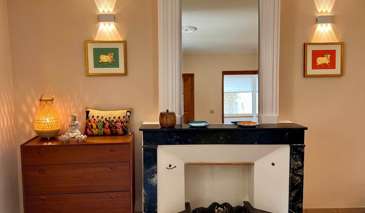 CHAMBRE JAUNE 1ER E´TAGE chemine´e-commode MF