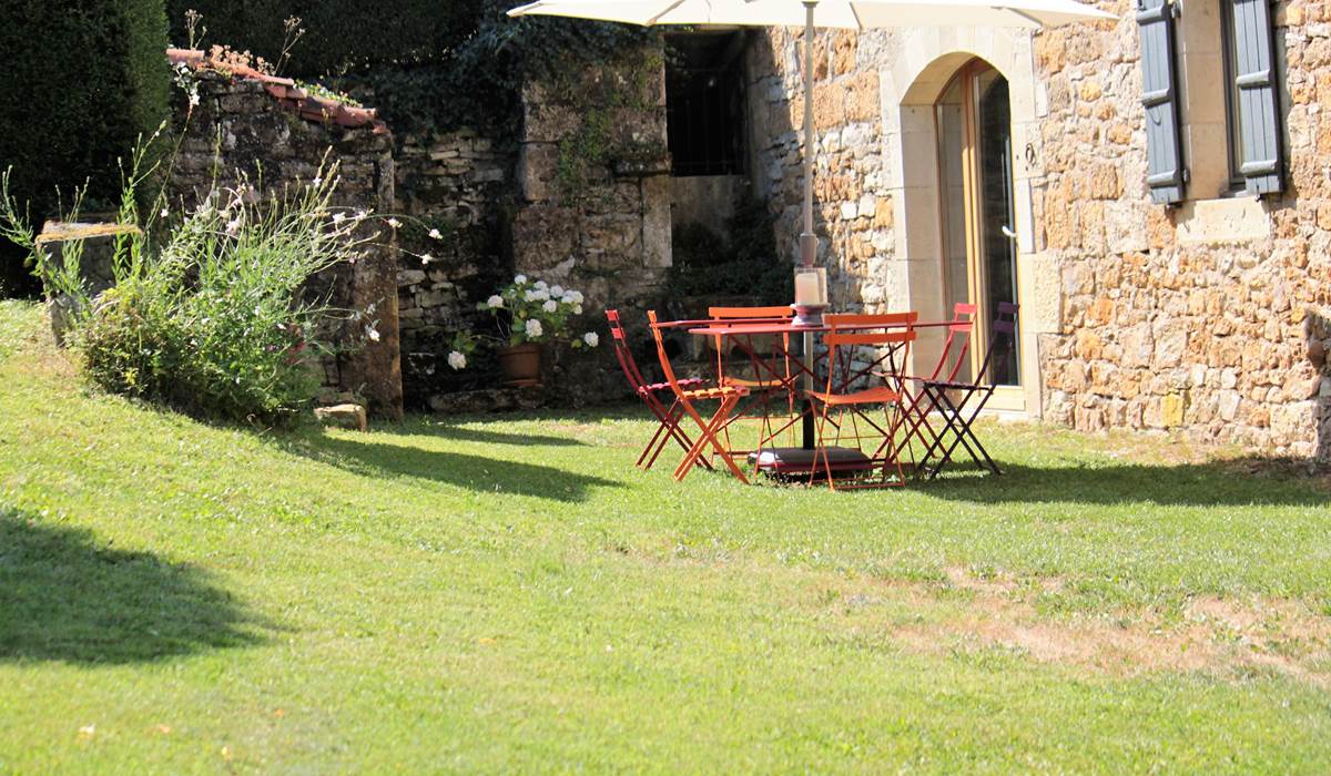 Salon extérieur "Côté Donjon" Le Broual gîte de charme dans le Lot