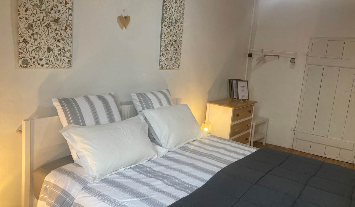 Chambre Suzanne côté nuit et rangement
