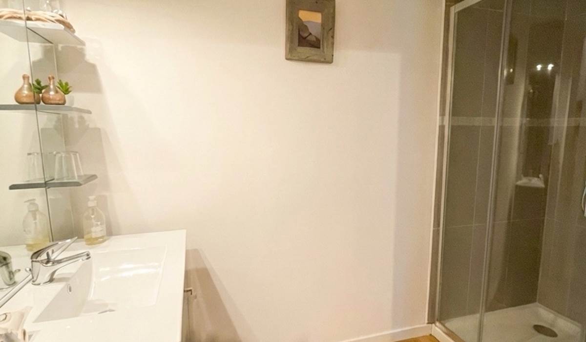 ombrebleuedufiguier-chambre-noisette-salle de bains 1 - Grande