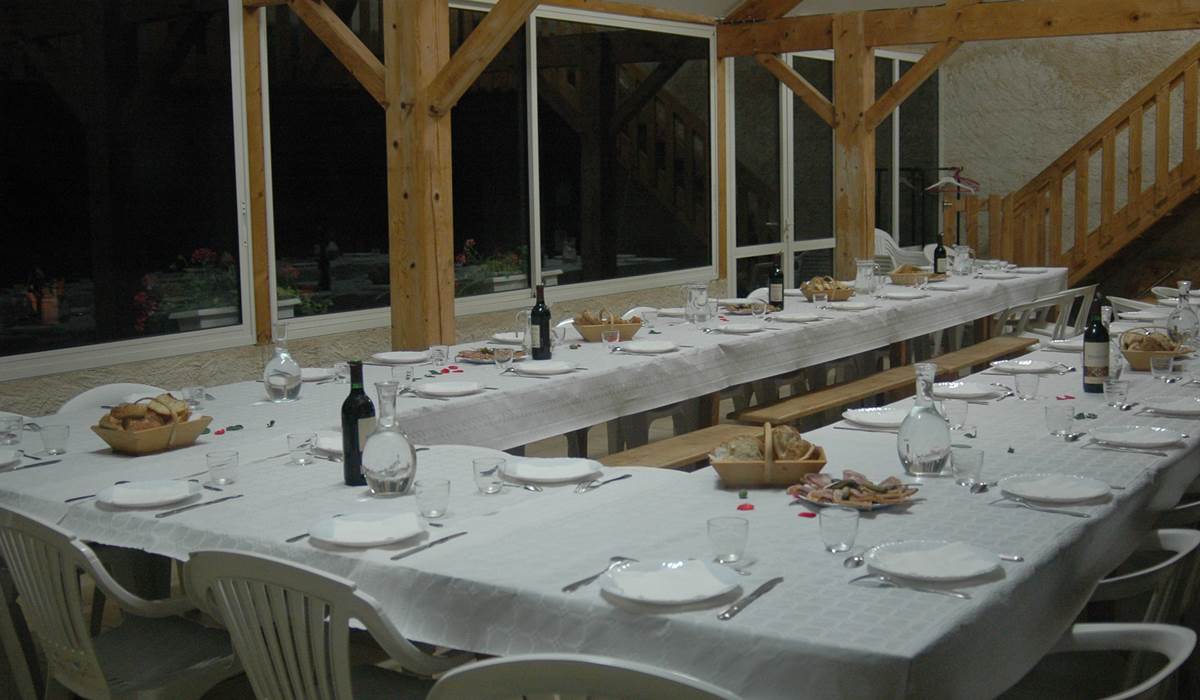 table dressée pour le repas
