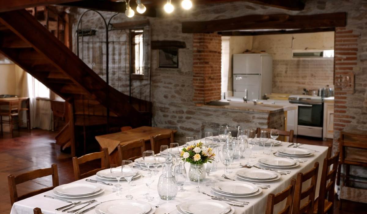 Le gîte Saint-Cirq-LaPopie salle a manger, marie à la perfection vieilles pierres, bois et authenticité.