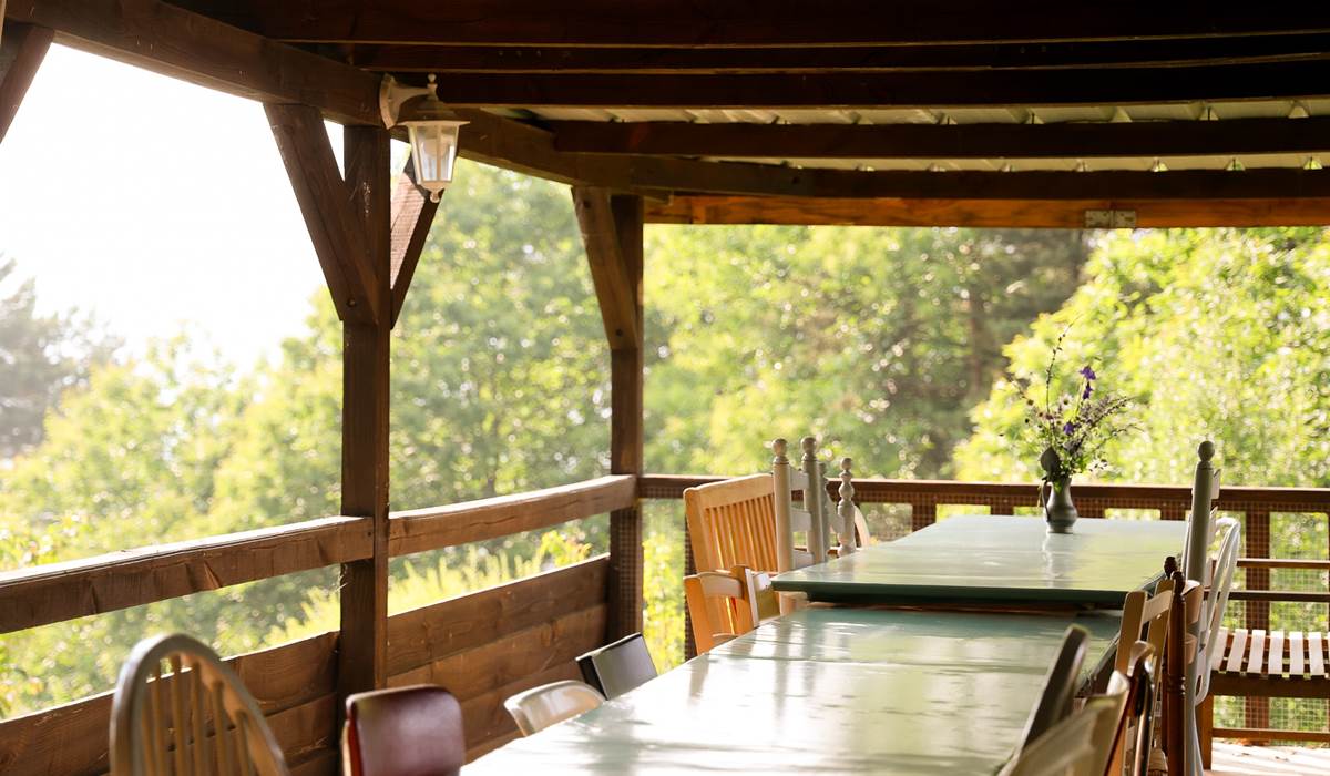 Grande terrasse couverte pouvant accueillir 25 personnes attablées