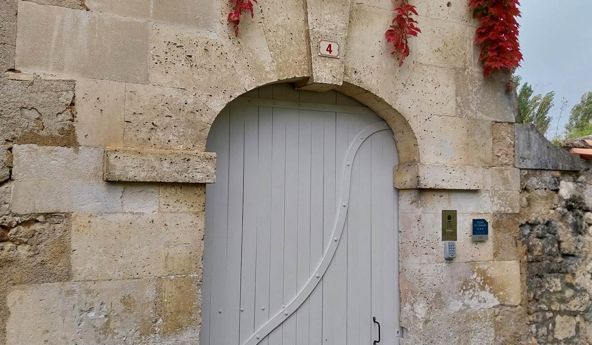 Entrée sur le côté route