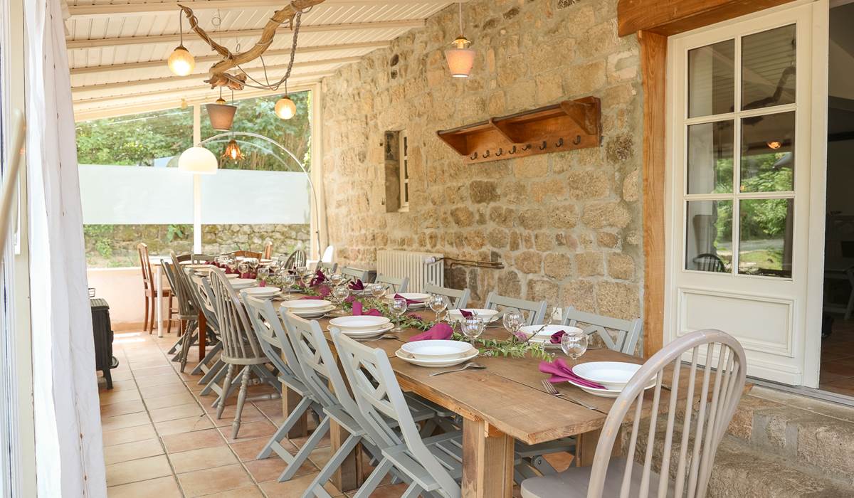 Grande véranda/salle à manger pour pouvant accueillir jusqu'à 25 personnes