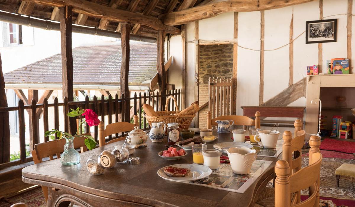 petit-dejeuner sur la terrasse en été