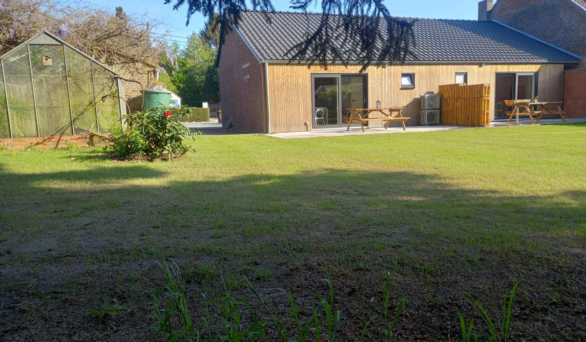 Le jardin arrière, avec une cabane en bois ,des jeux pour enfant et une terrasse privée pour chaque gîte.