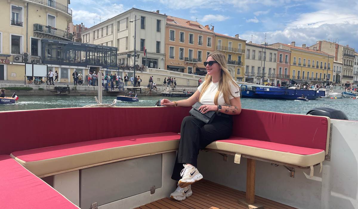 Le confort d'un des bateau et son équipière dans les canaux à Sète